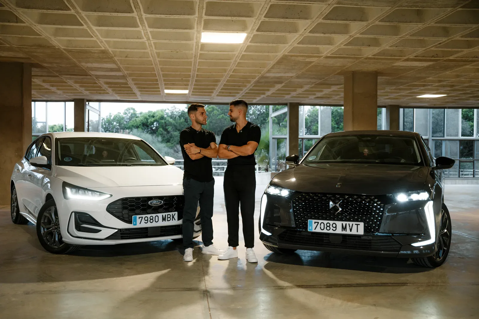 Los dos responsables de Autos IG junto al Ford Focus blanco y el Citroën DS 4 premio, con las matrículas a la vista